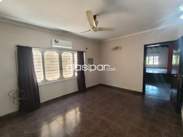 EN ALQUILER! Amplia residencia de dos plantas — foto 3