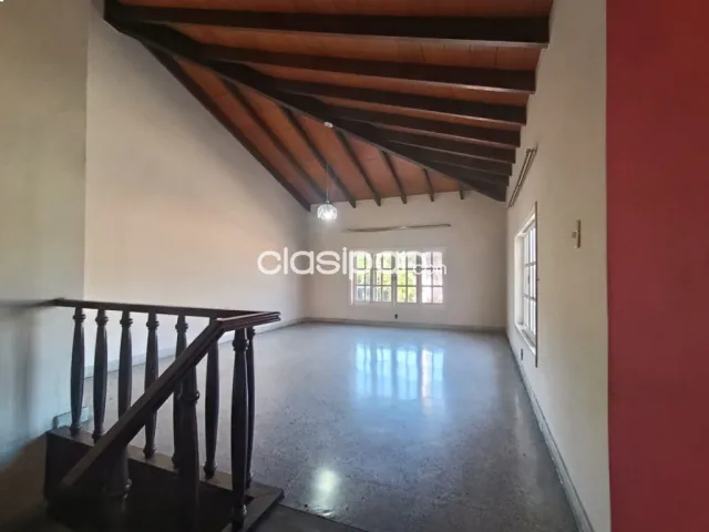 EN ALQUILER! Amplia residencia de dos plantas — foto 4
