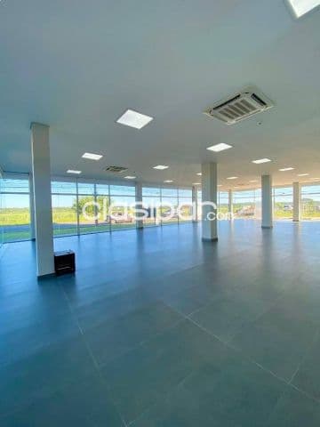 SHOWROOM de 290 m² en Luque Excelente visibilidad y zona de Condominios Premium — foto principal
