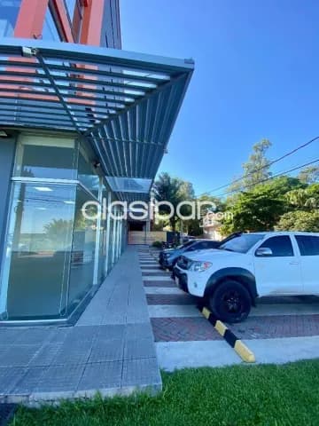 SHOWROOM de 290 m² en Luque Excelente visibilidad y zona de Condominios Premium — foto 3