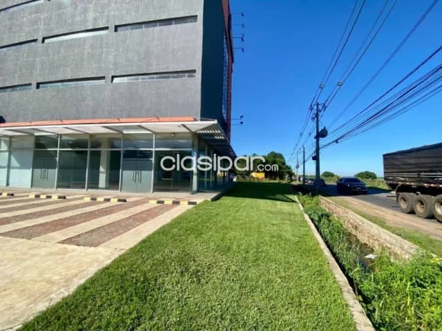 SHOWROOM de 290 m² en Luque Excelente visibilidad y zona de Condominios Premium — foto 5
