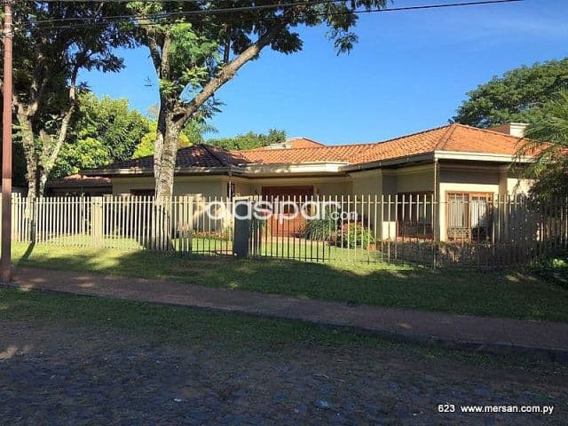 Amplia residencia 6 dorm. Zona universidad unida (cod. 623)