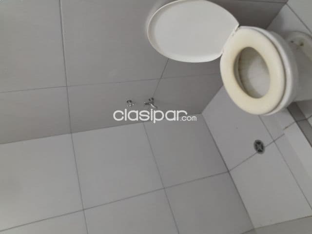 Salón de 50 m2 con baño y kichenet...cortina de metal...zona choferes gs. 2 mill
