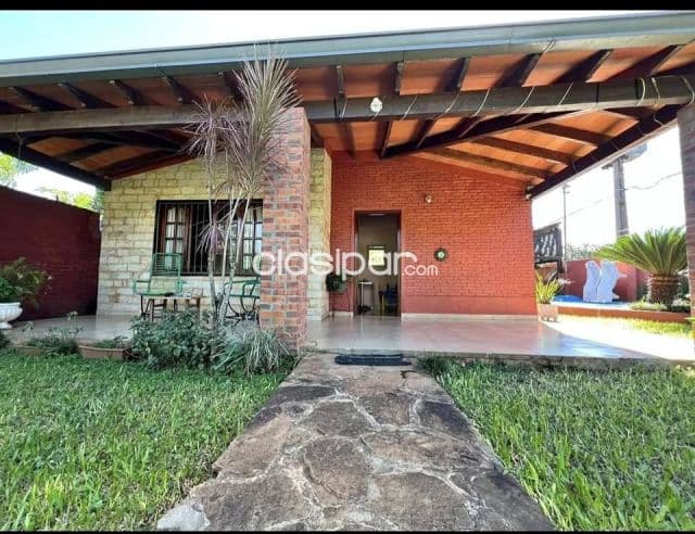 Casa de 3 dormitorios con piscina en San Lorenzo zona Capilla San Isidro Labrador