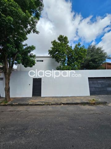 Casa de 3 dormitorios en Barrio Pinoza de Asuncion zona Colegio Cervantes