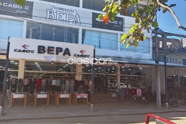 Edificio comercial en el centro de alberdi