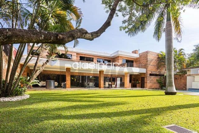Residencia de Lujo en Barrio Mariscal Estigarribia - Asunción