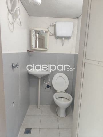 Un dormitorio con baño privado y a. De aire en el microcento de asuncion, foto 1