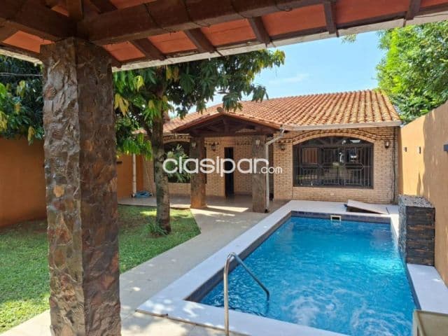 Hermosa casa con piscina y 6 dormitorios en Ñemby, barrio vista alegre
