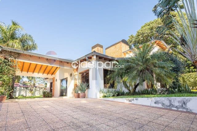 Casa con 4 Dormitorios y amplio patio en Lambaré