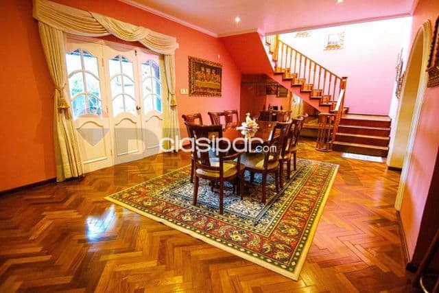 Residencia totalmente amoblada en esquina barrio kennedy, lambare