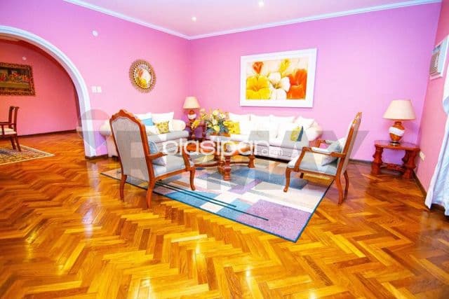 Residencia totalmente amoblada en esquina barrio kennedy, lambare