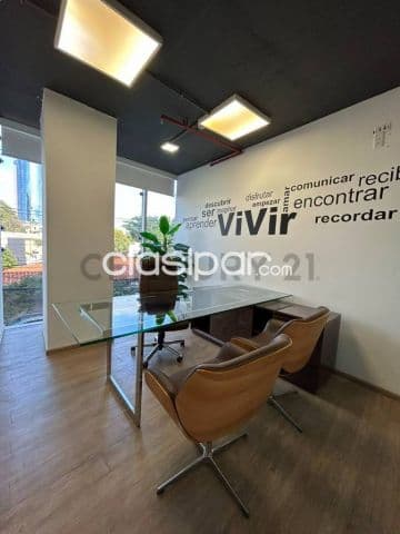 Oficina corporativa en edificio atrium