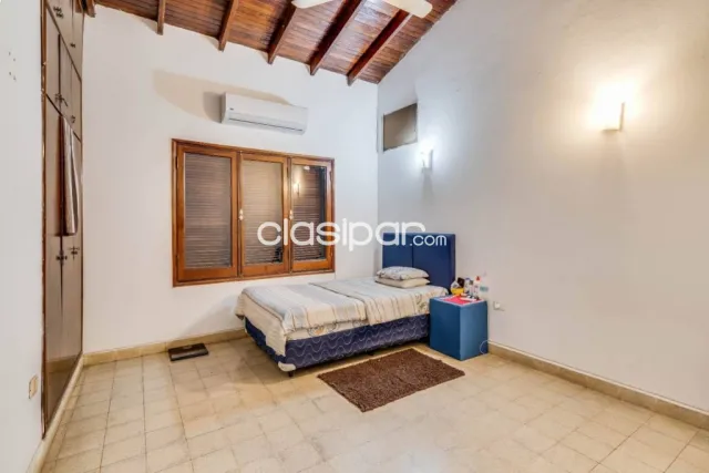 - Amplia residencia de 3 dormitorios ubicada en cuarto barrio Luque, foto 3