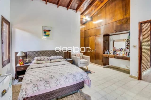 - Amplia residencia de 3 dormitorios ubicada en cuarto barrio Luque, foto 4