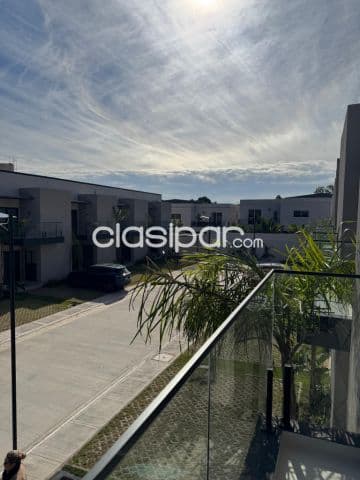 En Venta CASA de 3 dormitorios, 1 escritorio (en planta baja), en Barrio Cerrado (ID1966)