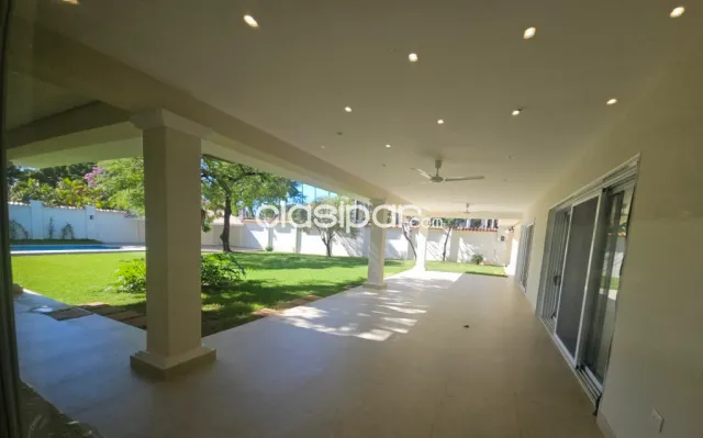 En alquiler casa de lujo con 4 dormitorios en suite zona Los Laureles Casa Rica — foto 3