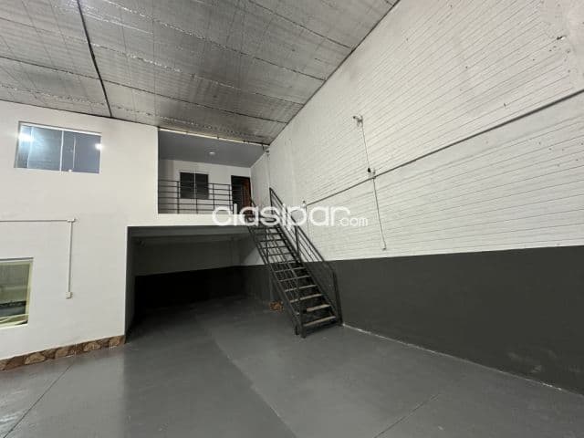 Depósito de 400m2 con Oficinas amobladas en Fernando de la Mora Zona Sur