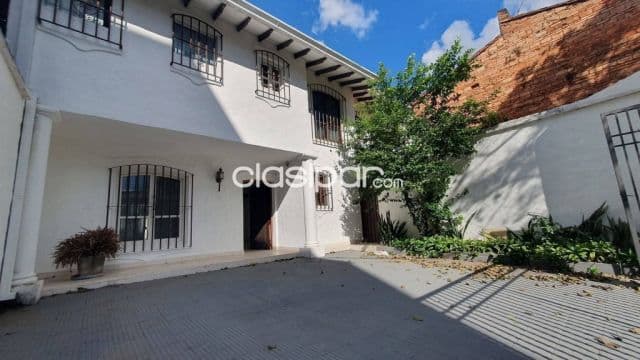 o Vendo Casa de 3 dormitorios con estilo colonial en barrio Villa Morra de Asuncio