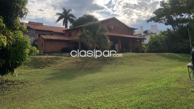 Mburucuyá, prox. Sma. Trinidad: Elegante residencia en venta, 4 suites, elegantes ambiente