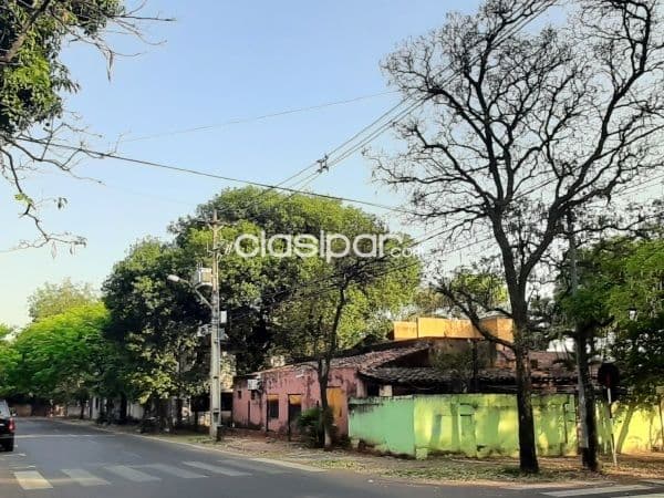 En venta esquina en Zona Shopping Mariscal López - Barrio Recoleta ID: 10700