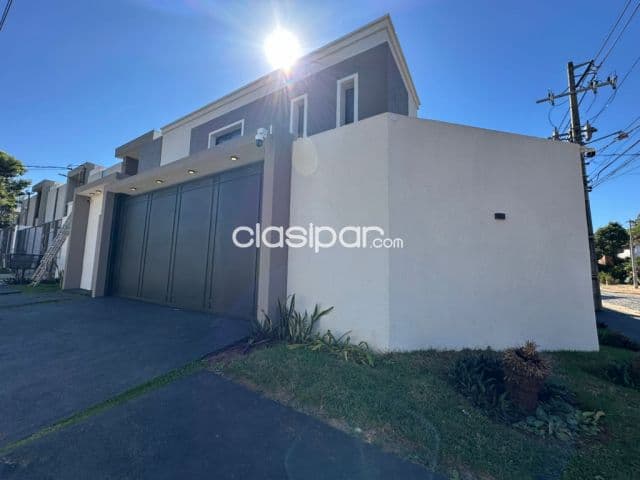 Casa amoblada con piscina en barrio mburucuya cod 7025