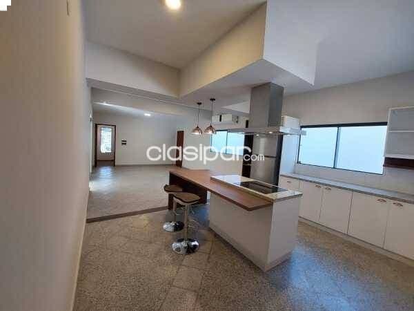 Casa en venta con renta activa en Lambaré