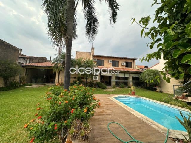 Barrio Jara alquilo amplia residencia de 4 dormitorios + 5 cocheras + área de servicio + d