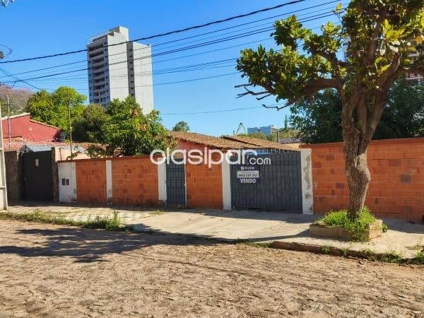 En venta terreno con amplio frente en Barrio Mburucuyá