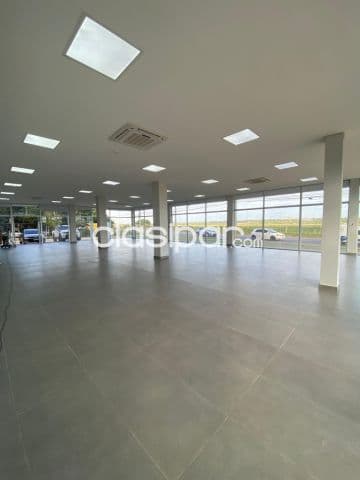 En alquiler showroom de 290 m2 en Luque