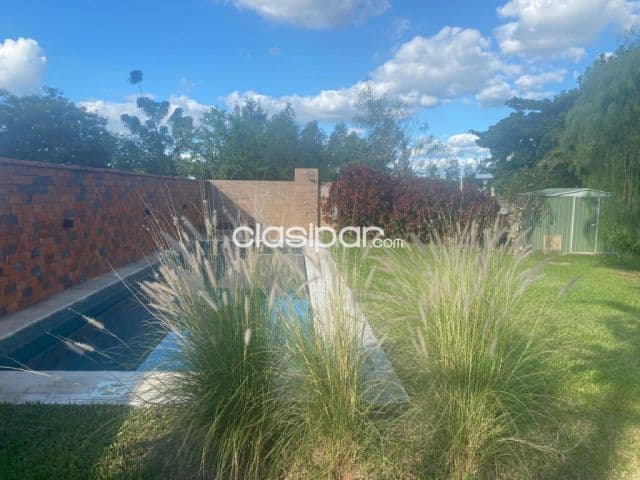 Casa en Alquiler, toda en planta baja, de 3 habitaciones, Urbanización Surubií
