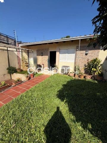 casa con piscina en barrio Cerro Cora Lambare