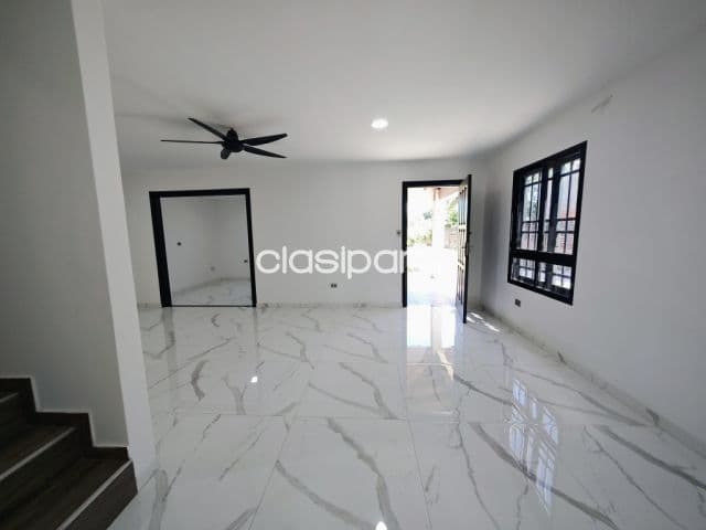 Casa en limpio a estrenar de 3 dormitorios 3 baños 480 m2 terreno che roga pora apto