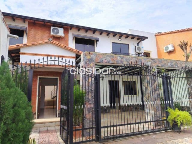 Casa de 3 Dormitorios en Condominio Cerrado zona centro de Luque con piscina