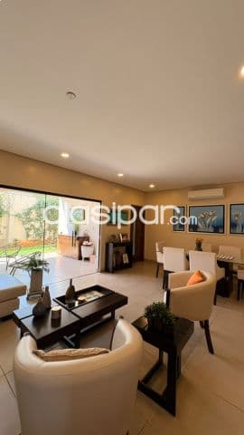 CASA DE DOS PISOS en condominio de Luque