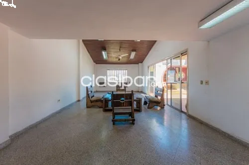 Edificio de tres niveles con subsuelo — foto 2