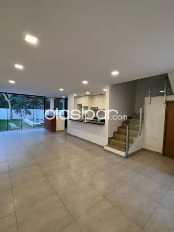 Duplex estilo Toscano 3 dorm suite piscina Luque Central