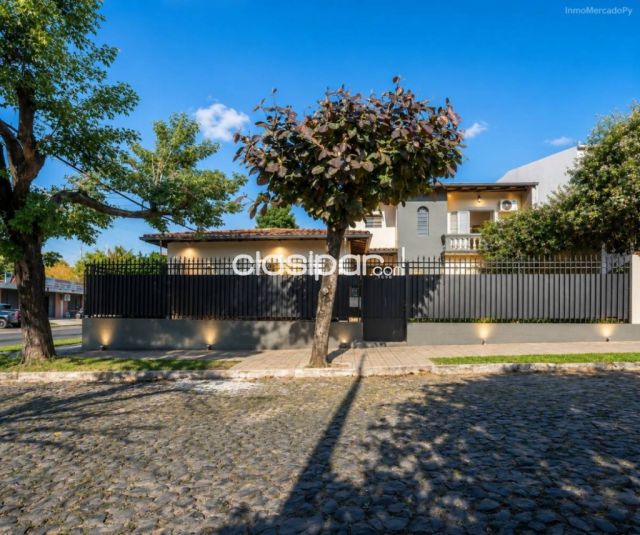 Casa 3 dorm en esquina con piscina y oficina en Barrio Nazareth Asuncion