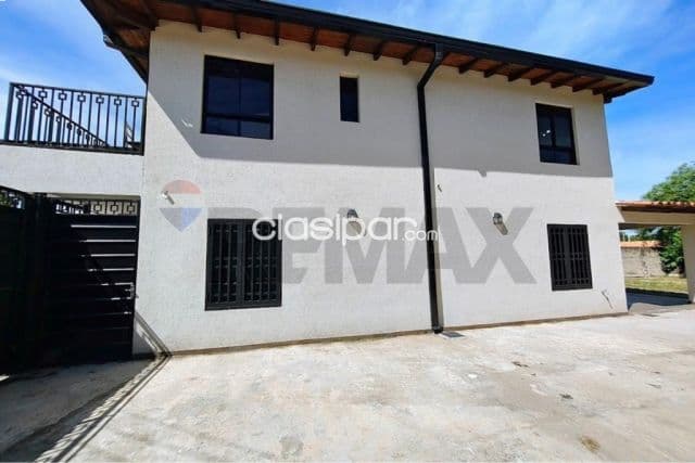 Limpio, Centro - Casa de 2 plantas y 3 dormitorios