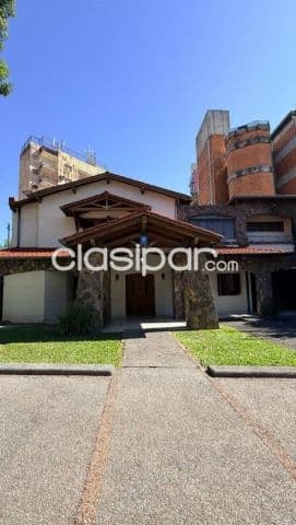 Amplia e imponente residencia en barrio Las Mercedes