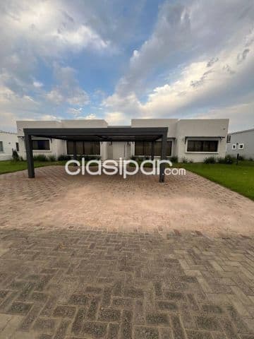 Hermosa e imponente residencia de 3 habitaciones en surubii, mra. Full amoblada!!!
