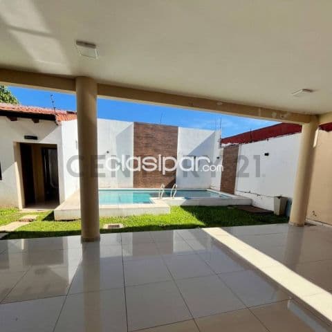 Amplia residencia en venta en lambare