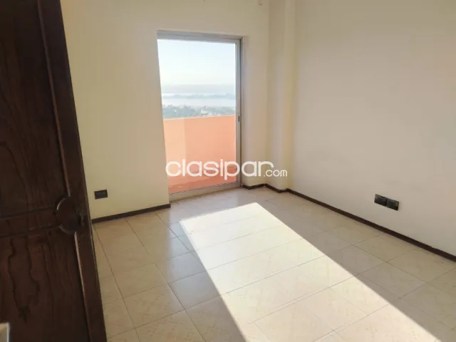 Espacioso y confortable depto céntrico 2 dmts con placares y a. A., baño, amplios balcones, foto 3