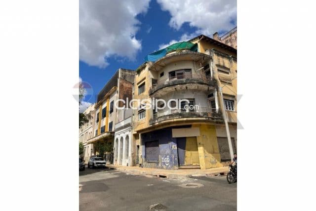 Edificio historico en esquina en el centro de asuncion