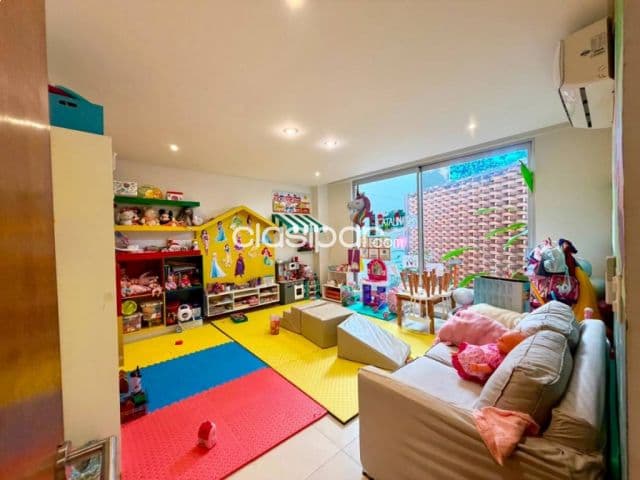 Moderna residencia de cuatro suites en barrio mburicao, Asunción