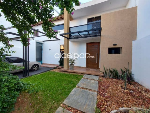 Casa de 3 dormitorios con piscina en barrio Cerro Cora de Lambare zona Colegio Sagra