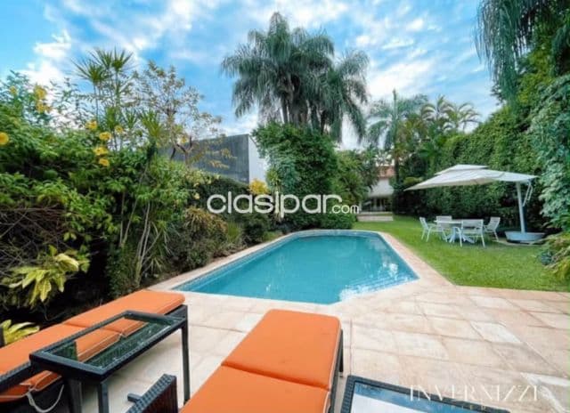Imponente residencia en el barrio mburucuya