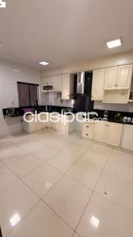 Casa de cinco dormitorios con sector comercial en barrio Jara, Asunción