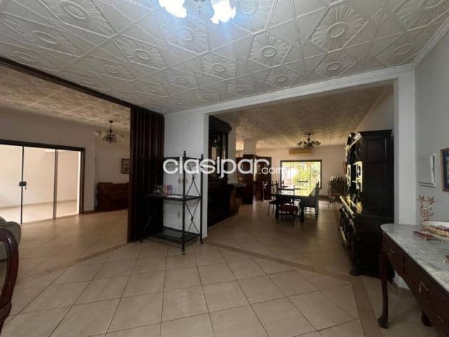 Amplia y elegante casa de seis dormitorios con piscina en mburicaó, Asunción