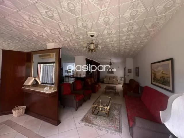 Amplia y elegante casa de seis dormitorios con piscina en mburicaó, Asunción, foto 3